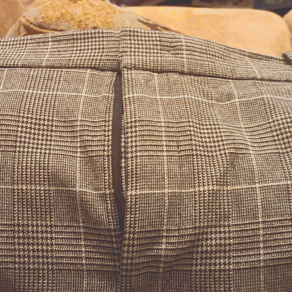 Tweed cropped pants.